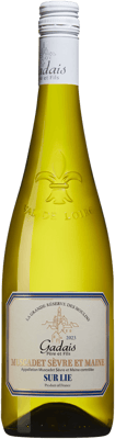 En glasflaska med Muscadet Sèvre et Maine sur lie, ett vitt vin från Loiredalen i Frankrike