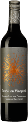 En glasflaska med Dandelion Vineyards Fearless Fronds of Coonawarra, ett rött vin från South Australia i Australien