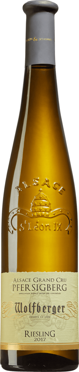 En glasflaska med Riesling Grand Cru Pfersigberg 2017, ett vitt vin från Alsace i Frankrike