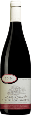 En glasflaska med Vosne-Romanée Premier Cru Les Rouges du Dessus 2019, ett rött vin från Bourgogne i Frankrike
