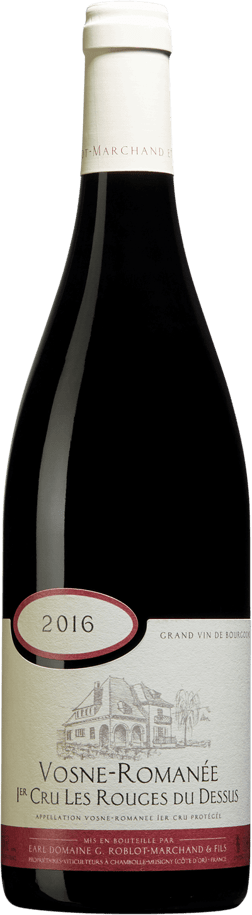 En glasflaska med Vosne-Romanée Premier Cru Les Rouges du Dessus 2019, ett rött vin från Bourgogne i Frankrike