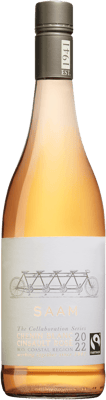 En lättare glasflaska med SAAM Chenin Blanc Cinsault Rosé, en rosévin från Western Cape i Sydafrika
