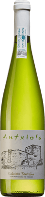 En glasflaska med Antxiola 2020, ett vitt vin från Baskien i Spanien