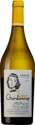 En glasflaska med Fruitière Vinicole d’Arbois Love Chardonnay Reserve 2019, ett vitt vin från Jura i Frankrike