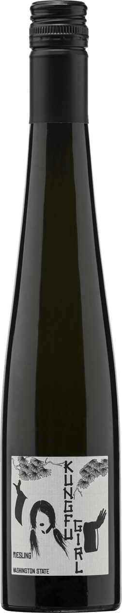 En flaska med Kung Fu Girl Riesling 2020, ett vitt vin från Washington State i USA