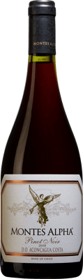 En glasflaska med Montes Alpha Pinot Noir, ett rött vin från Aconcagua i Chile