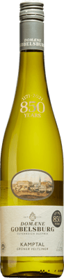 En lättare glasflaska med Domaene Gobelsburg Kamptal, ett vitt vin från Niederösterreich i Österrike