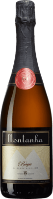 En glasflaska med Montanha Baga 2018, en mousserande från Bairrada i Portugal