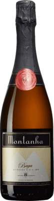 En glasflaska med Montanha Baga 2018, en mousserande från Bairrada i Portugal