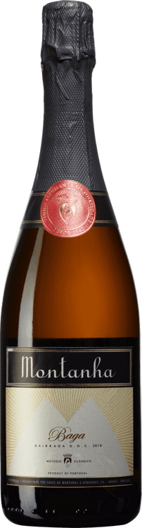 En glasflaska med Montanha Baga 2018, en mousserande från Bairrada i Portugal