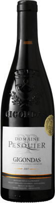En glasflaska med Domaine du Pesquier Gigondas, ett rött vin från Rhonedalen i Frankrike