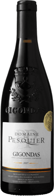 En glasflaska med Domaine du Pesquier Gigondas, ett rött vin från Rhonedalen i Frankrike
