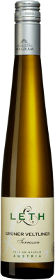 En glasflaska med Leth Grüner Veltliner Terassen, ett vitt vin från Niederösterreich i Österrike