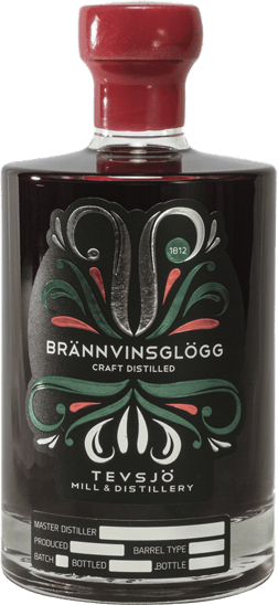 En glasflaska med Tevsjö mill & destillery Järvsö brännvinsglögg, en glögg och Glühwein från Gävleborgs län i Sverige