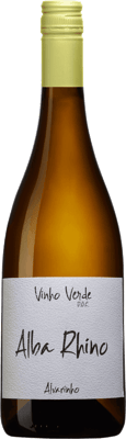 En glasflaska med Alba Rhino Vinho Verde, ett vitt vin från Vinho Verde i Portugal