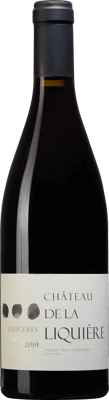 En glasflaska med Château de la Liquière Faugères, ett rött vin från Languedoc-Roussillon i Frankrike