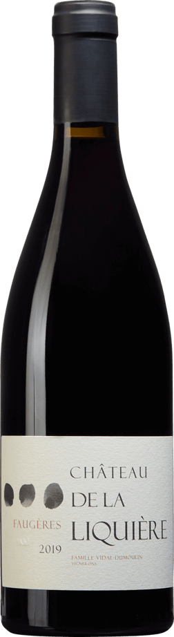En glasflaska med Château de la Liquière Faugères 2022, ett rött vin från Languedoc-Roussillon i Frankrike