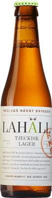 En glasflaska med RNB Lahäll Tjeckisk Lager, en ljus lager från Stockholms län i Sverige
