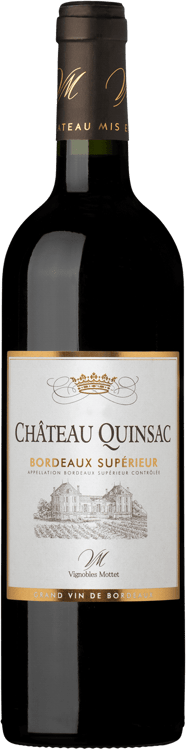 En glasflaska med Château Quinsac Bordeaux Supérieur, ett rött vin från Bordeaux i Frankrike