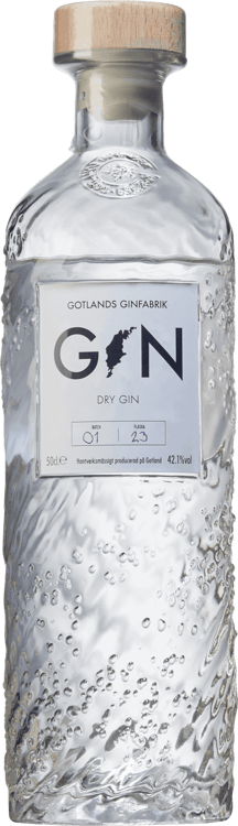 En glasflaska med Gotlands Ginfabrik Dry Gin, en gin & Genever från Sverige