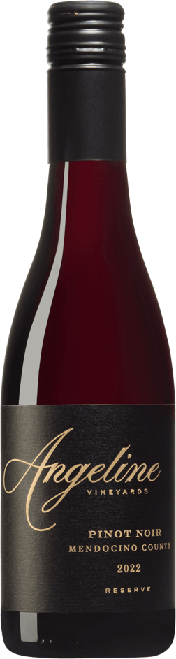 En glasflaska med Angeline Reserve Pinot Noir 2022, ett rött vin från Kalifornien i USA