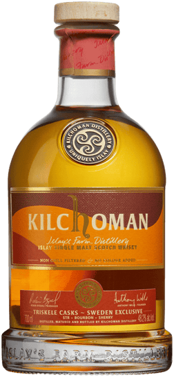 En glasflaska med Kilchoman Triskele Casks Sweden Exclusive, en whisky från Skottland i Storbritannien