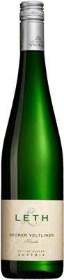 En lättare glasflaska med Leth Grüner Veltliner 2019, ett vitt vin från Niederösterreich i Österrike