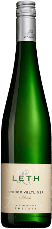 En lättare glasflaska med Leth Grüner Veltliner 2019, ett vitt vin från Niederösterreich i Österrike