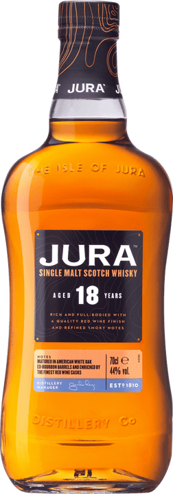 En glasflaska med Jura 18 Years, en whisky från Skottland i Storbritannien