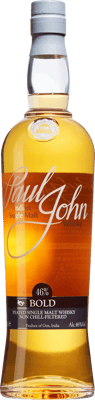 En glasflaska med Paul John Bold Peated, en whisky från Goa i Indien