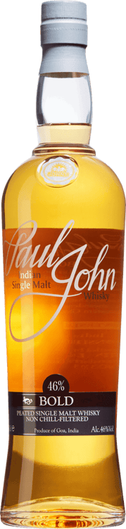 En glasflaska med Paul John Bold Peated, en whisky från Goa i Indien