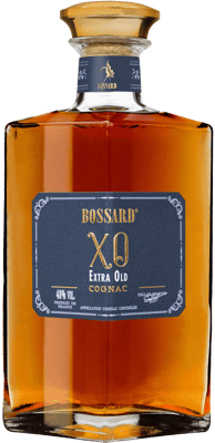 En glasflaska med Cognac Bossard XO, en cognac från Cognac i Frankrike