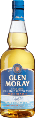 En glasflaska med Glen Moray Peated Single Malt, en whisky från Skottland i Storbritannien