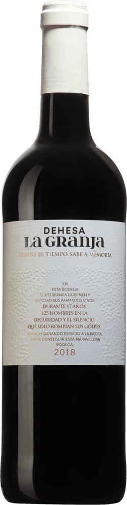 En glasflaska med Dehesa La Granja 2020, ett rött vin från Kastilien-León i Spanien