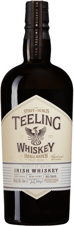 En glasflaska med Teeling Rum Cask, en whisky från Irland