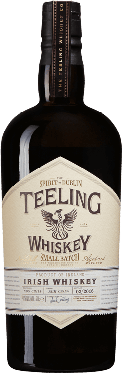 En glasflaska med Teeling Rum Cask, en whisky från Irland
