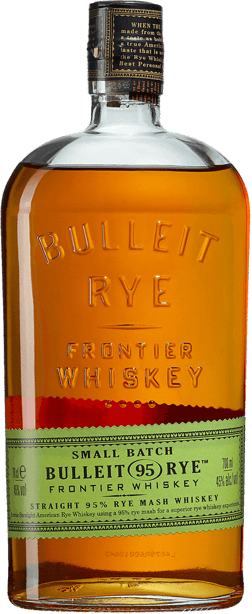 En glasflaska med Bulleit Rye, en whisky från USA