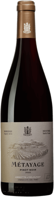 En glasflaska med Abbotts & Delaunay Métayage Pinot Noir 2020, ett rött vin från Languedoc-Roussillon i Frankrike
