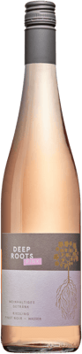 En lättare glasflaska med Deep Roots Pink Riesling, en drycker av flera typer från Tyskland