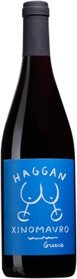 En glasflaska med Haggan Xinomavro, ett rött vin från Makedonien i Grekland