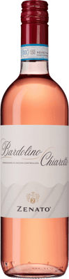 En glasflaska med Zenato Bardolino Rosé, en rosévin från Venetien i Italien