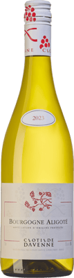 En lättare glasflaska med Clotilde Davenne Bourgogne Aligoté, ett vitt vin från Bourgogne i Frankrike