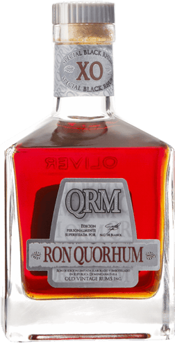 En glasflaska med Ron Quorhum Solera XO QRM, en rom från Dominikanska Republiken