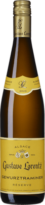 En glasflaska med Gustave Lorentz Gewurztraminer Réserve, ett vitt vin från Alsace i Frankrike