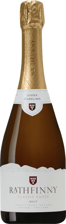 En glasflaska med Rathfinny Classic Cuvée Brut, en mousserande från England i Storbritannien