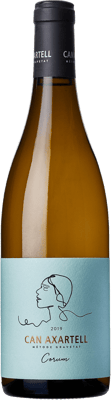 En glasflaska med Can Axartell Corum, ett vitt vin från Balearerna i Spanien