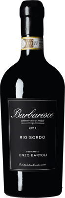 En glasflaska med Enzo Bartoli Barbaresco Rio Sordo 2016, ett rött vin från Piemonte i Italien