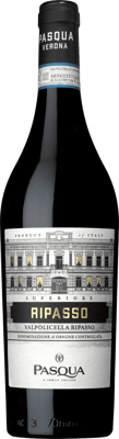 En glasflaska med Pasqua Valpolicella Ripasso Superiore, ett rött vin från Venetien i Italien