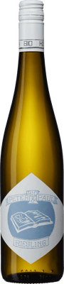 En glasflaska med Peter & Paul Riesling, ett vitt vin från Niederösterreich i Österrike