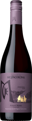 En lättare glasflaska med Mezzacorona Pinot Nero 2021, ett rött vin från Trentino-Alto Adige i Italien